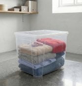 rød sedertreblokk i plastboks